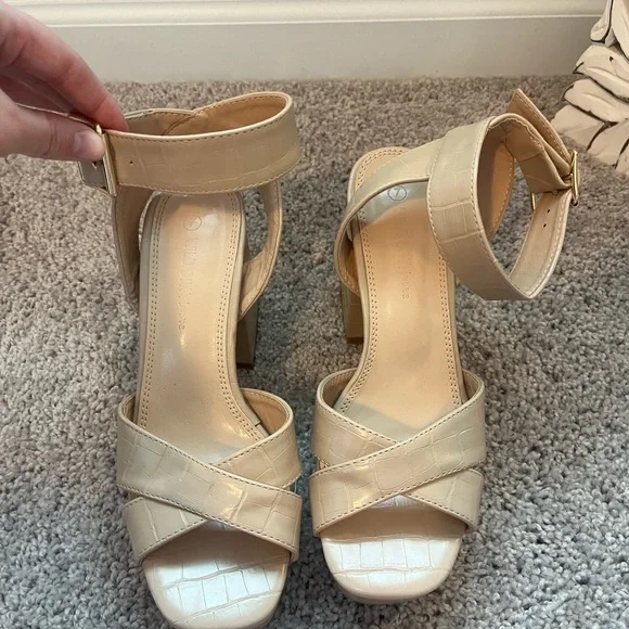 Elegant Cream Platform Sandals - Size 7 - Picture 2 of 4